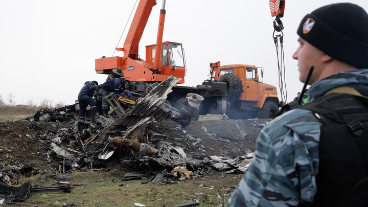"Украинский след" в деле МН17 многолик? Эксперт показал тела погибших при крушении, заявив о взрыве