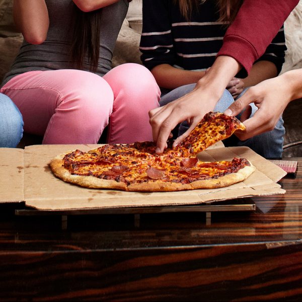 eating-takeaway-pizza  Сегодня тейкэвей? eating takeaway pizza e1475109225983