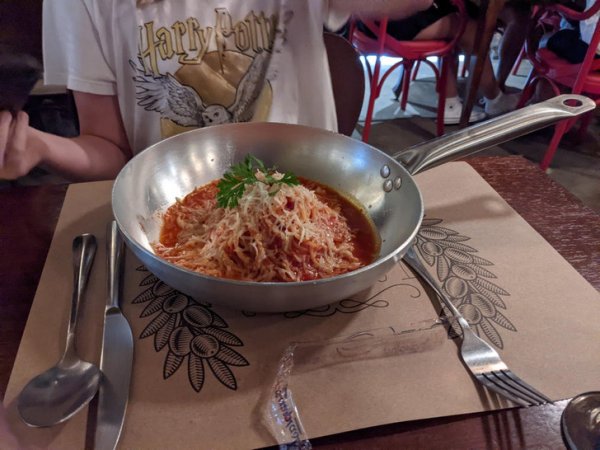 Зачем тарелки, если блюдо можно подать прямо в сковороде