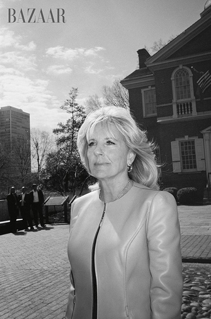 Первая леди США Джилл Байден появилась на обложке Harper's Bazaar и дала интервью: "Я женщина, которая любит работать" Первая леди США Джилл Байден появилась на обложке Harper's Bazaar и дала интервью: "Я женщина, которая любит работать" Новости