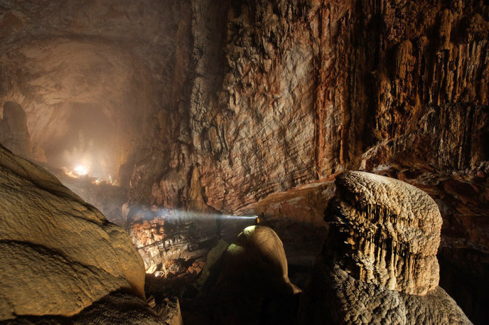 Самая большая пещера в мире из обнаруженных на данный момент местным жителем по имени Хо-Ханг в 1991 году.
