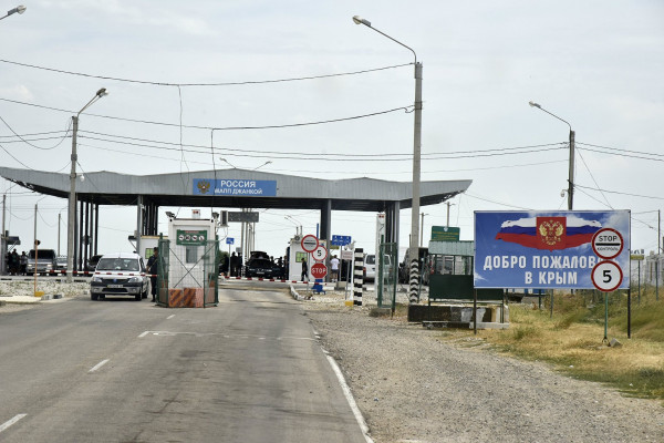 Россиянин пытался незаконно ввезти в Крым более 10 тысяч долларов США