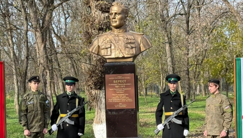 Он водрузил Знамя Победы над Рейхстагом