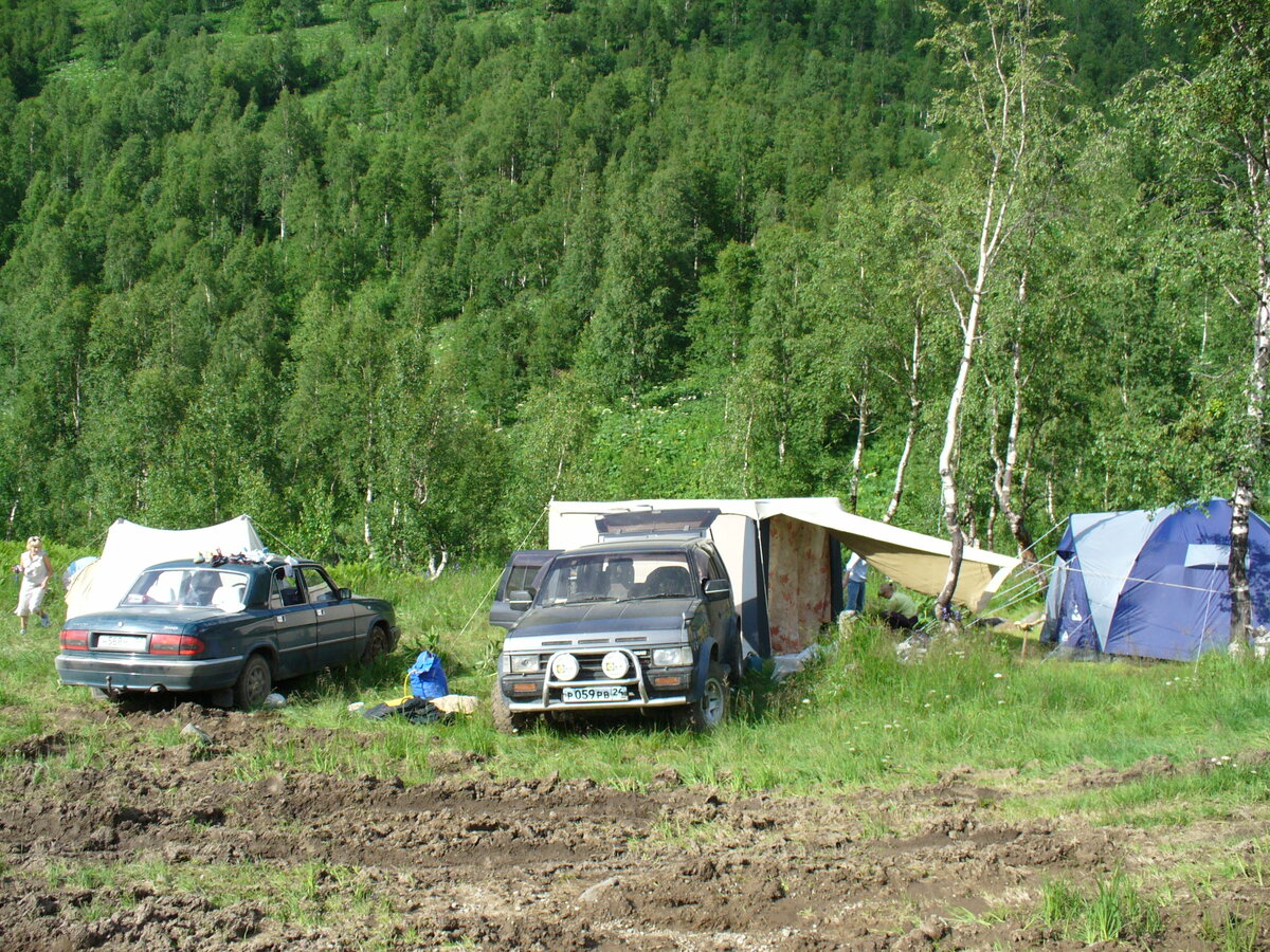 Наш лагерь. Ручей внизу за палатками.