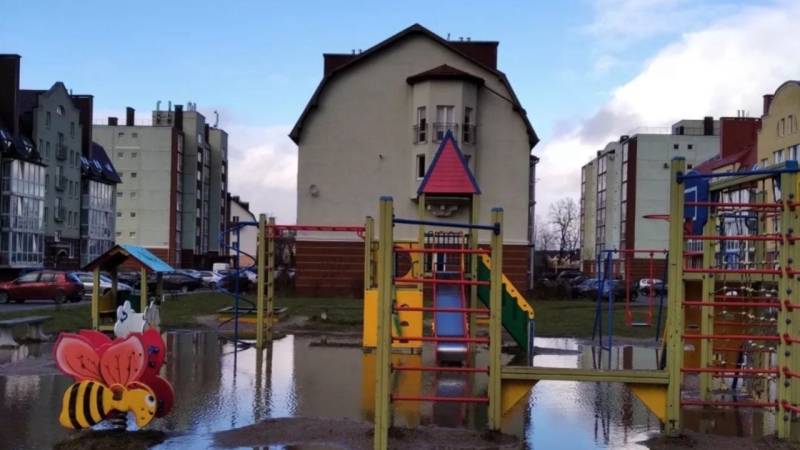 Детская площадка превратилась в плавательную после дождя под Калининградом Общество