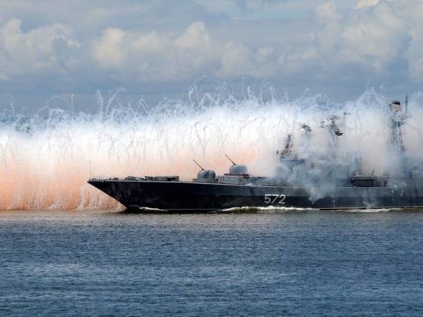 Российский военный корабль принимает участие в шоу по случаю Дня Военно-морского флота в Дальневосточном городе Владивостоке 26 июля 2009 года. Фото / Reuters