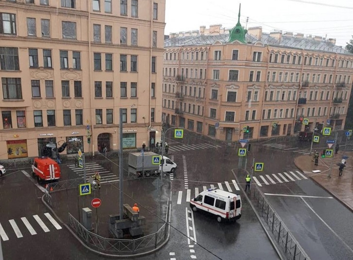 Жильцов дома в Петербурге эвакуировали из-за угрозы обрушения фасада