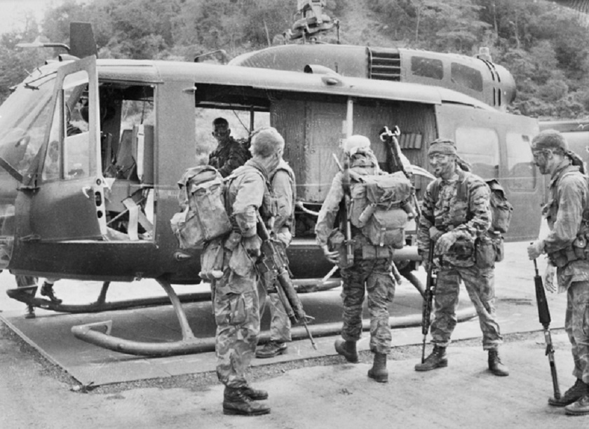 ​Бойцы 2-го эскадрона SASR при погрузке в вертолёт 9-й австралийской эскадрильи, 1968 год awm.gov.au - Элитный спецназ «Зелёного континента» | Warspot.ru