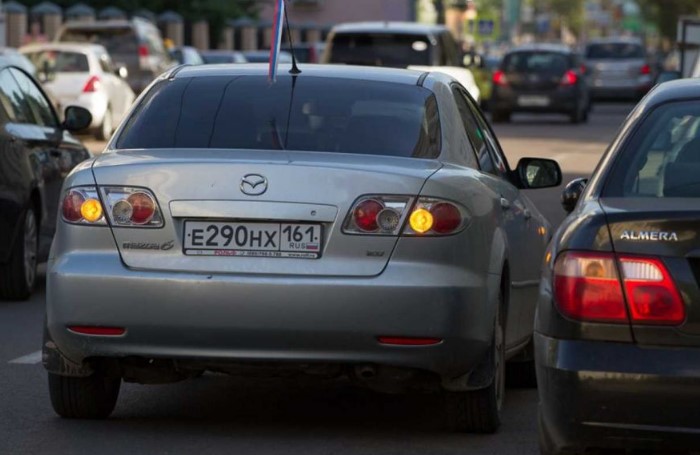 Моргание аварийной сигнализацией / Фото: static3.car.ru