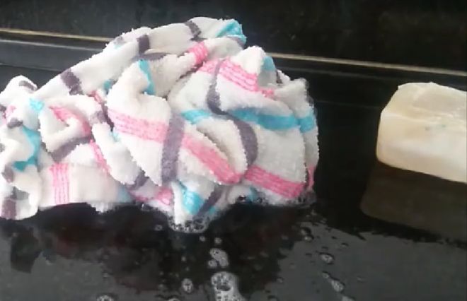 Как отстирать кухонные полотенца с помощью микроволновки.