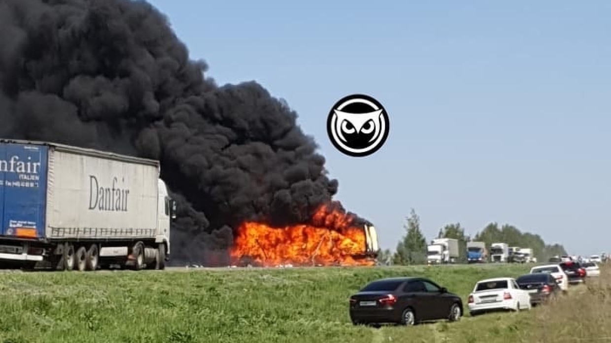 Водитель фуры заживо сгорел после тройного ДТП в Ульяновской области, появилось видео