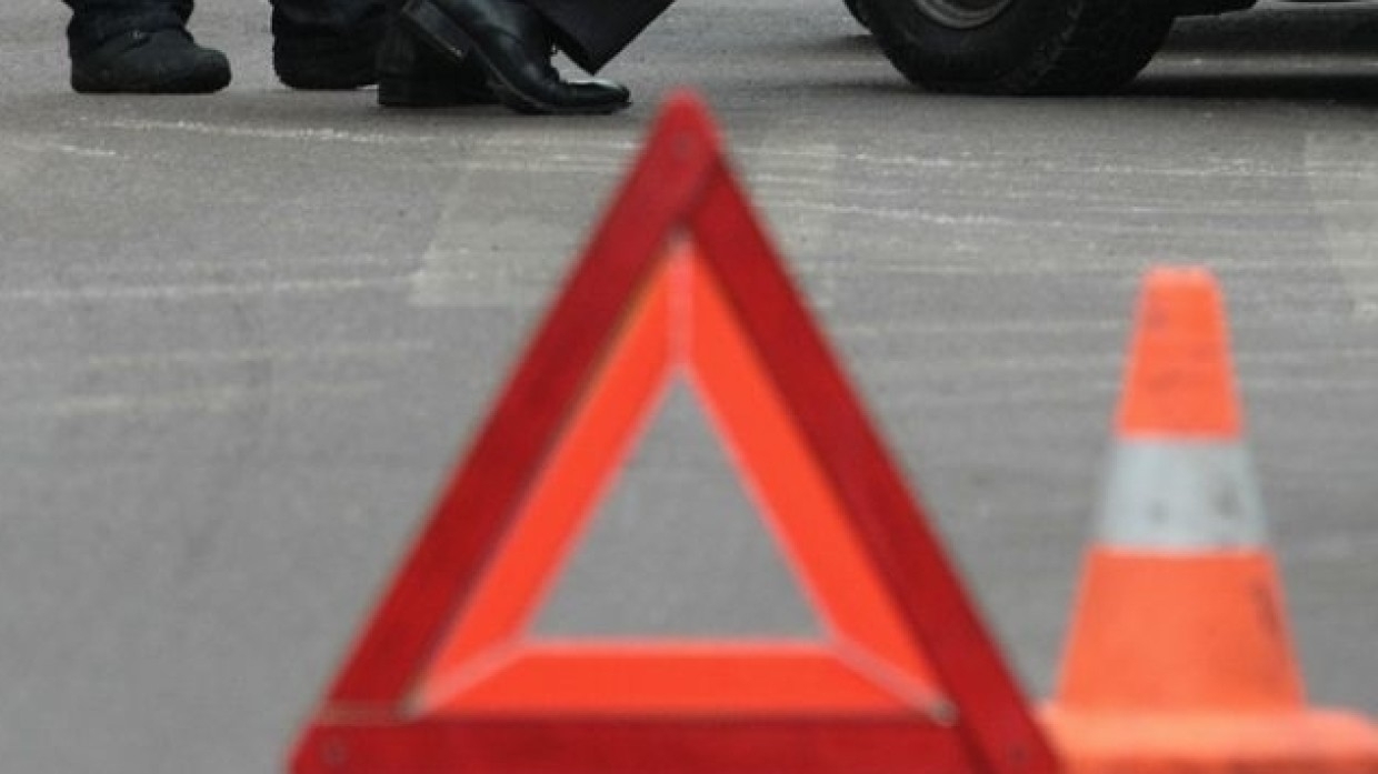 Пенсионер погиб под колесами автомобиля в Воронежской области