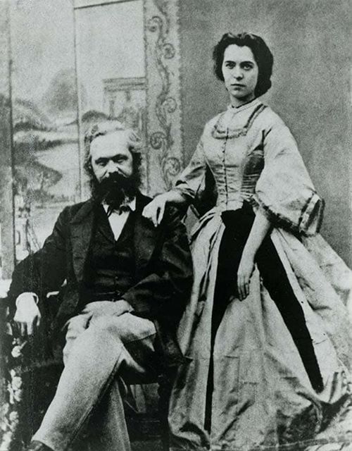 На данном изображении может находиться: 2 человека