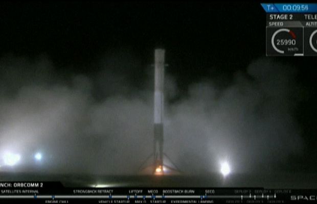 Частная компания SpaceX успешно осуществила вертикальное приземление ракеты. И это совершенно невероятно, поскольку обычно ракеты попросту сбрасывают в океан, откуда затем достают за большие деньги, либо дают им сгореть в атмосфере. SpaceX же вертикально посадила ракету плавучую платформу. В теории эта технология позволит здорово сократить расходы и время между запусками.