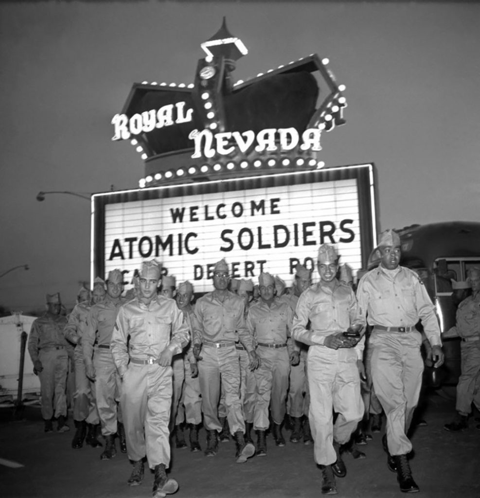 Ядерный туризм: в 50-х вы могли приехать в Вегас и посмотреть на ядерные взрывы вблизи! взрывы, посмотреть, приезжали, Вегасе, страны, ядерных, сыграть, казино, города, ядерные, полигон, прямо, всего, начинался, 1950е, километрах, учетом, иногда, ЛасВегасеНевадский, строился