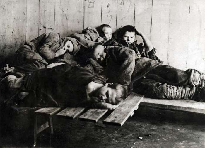 Шестеро беспризорников спящих на улице. СССР, 1923 год.
