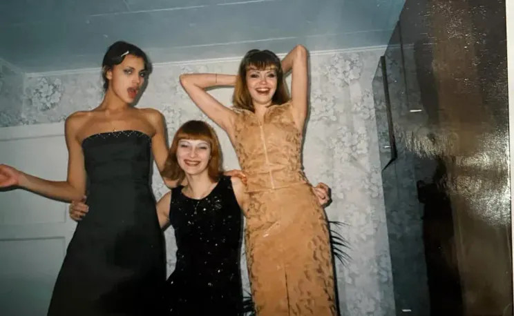 Мода нулевых и советский интерьер: Ирина Шейк поделилась своими подростковыми фото из России ШейкИрина, Ирина, сестройИрина, Челябинской, сестрой, начала, городе, Еманжелинске, Vogue, БразилияИрина, D&039AlbaИрина, ШейкШейк, живёт, НьюЙорке, вместе, восьмилетней, дочерью, которую, родила, BazaarИрина