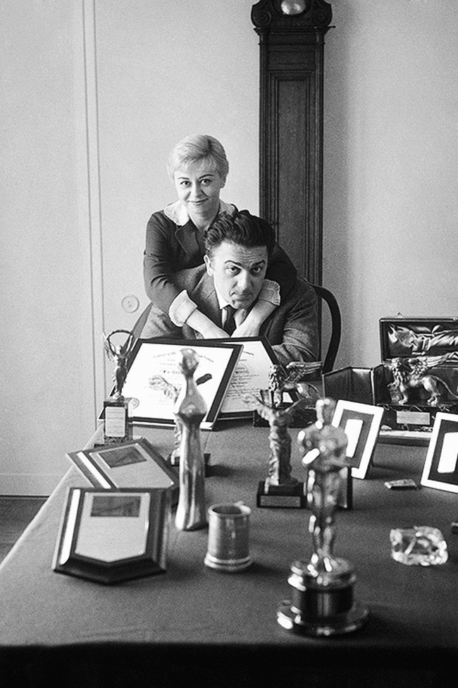 Федерико Феллини и его супруга Джульетта Мазина, у себя дома в Риме, фотограф Карло Баваньоли, 1961 год. Фотографии со съёмок, актеры, кинематограф, режиссеры