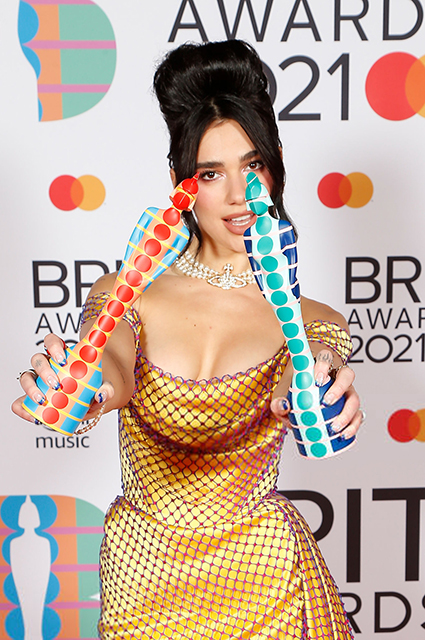 BRIT Awards — 2021: Дуа Липа, Тейлор Свифт, Билли Портер, Гарри Стайлс, Билли Айлиш и другие на красной дорожке Тейлор, вечер, Уильямс, Гарри, Стайлс, Свифт, Билли, Years, дорожке, премии, Westwood, Джона, группы, несколько, нарядов, позировала, ярком, солиста, платье, Элтона