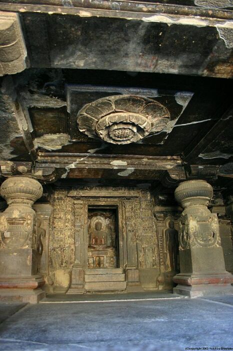 Высеченный из камня цветок лотоса на потолке джайнского храма (Эллора, Индия). | Фото: journey-assist.com.