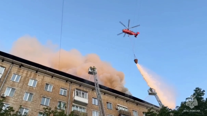 Тушит авиация. Крупный пожар произошел в многоэтажном доме в Москве