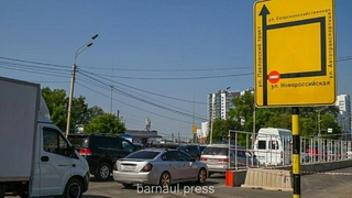 Перекрытие улицы Новороссийской / Фото: barnaul.press