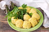 Фото приготовления рецепта: Закусочные шарики "Мимоза" с рыбными консервами, сыром и яйцами - шаг №11