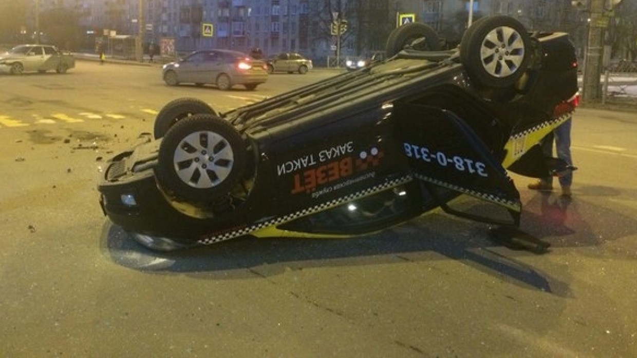 Московский таксист протаранил столб и скрылся с места происшествия Происшествия
