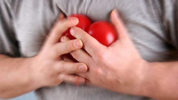 Давление в груди — явный признак скорого сердечного признака. /Фото: amcenter.com.ua