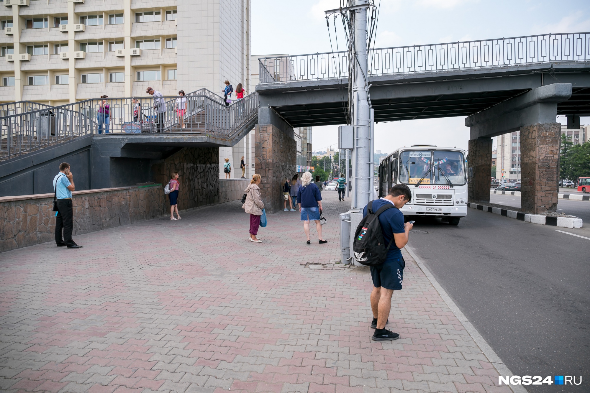 Медийное место красноярск. Остановка Театральная площадь Красноярск коммунальный мост. Места в Красноярске где мало людей.