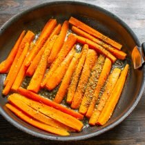Морковь жареная с соусом песто морковь, песто, зеленого, базилика, соусом, ложку, обмакнуть, сванской, орехи, аппетита, длинными, толщиной, ломтиками, зубчик, масло, узкими, нарезаем, Приятного, тщательно, жареную