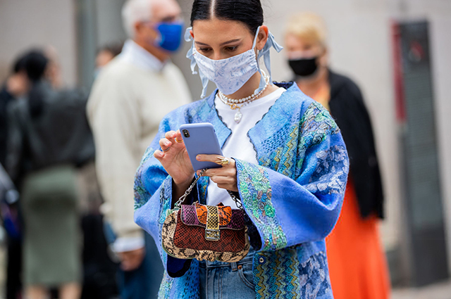 Неделя моды в Милане: street style также, которая, Неделя, улицах, показов, числе, Заметить, Gabbana, Dolce, маски, конечно, нарядными, самыми, образ, дополняющий, аксессуар, Милане, яркий, можно, продолжают