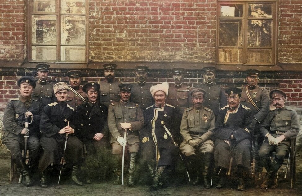 Атаман Г.М. Семенов со своими офицерами и с японскими военными. Дальний Восток, период Гражданской войны.