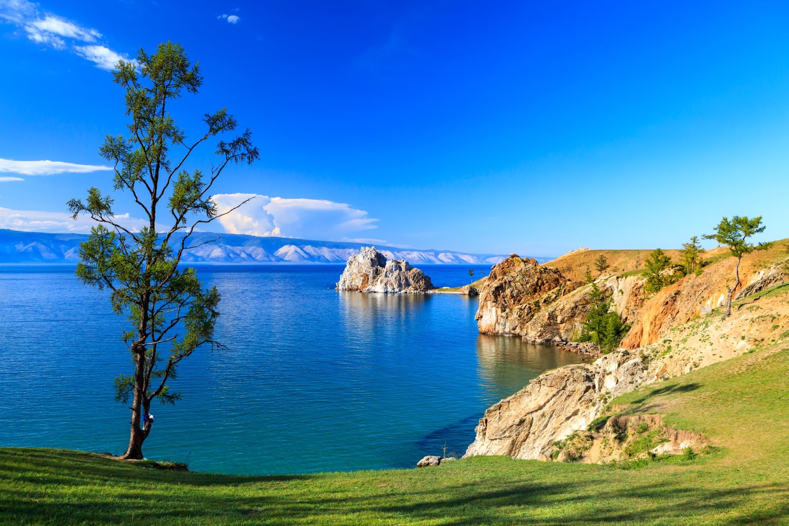 Байкал наикрасивейшее озеро. Озеро Байкал. Байкал глубокое озеро. Восточная Сибирь Байкал. Иркутск природа Байкал.