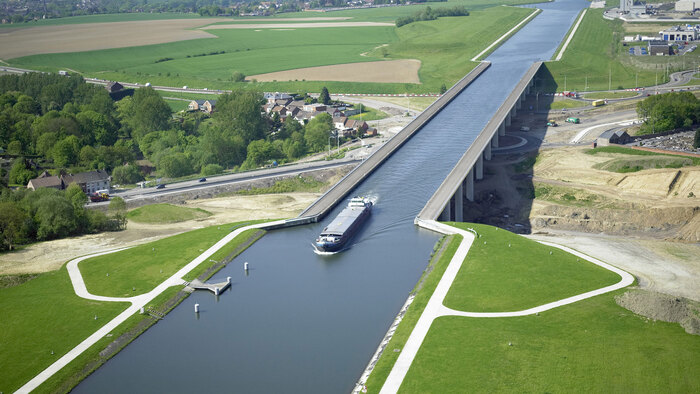 Водный мост Понт дю Сарт весит около 65 тонн