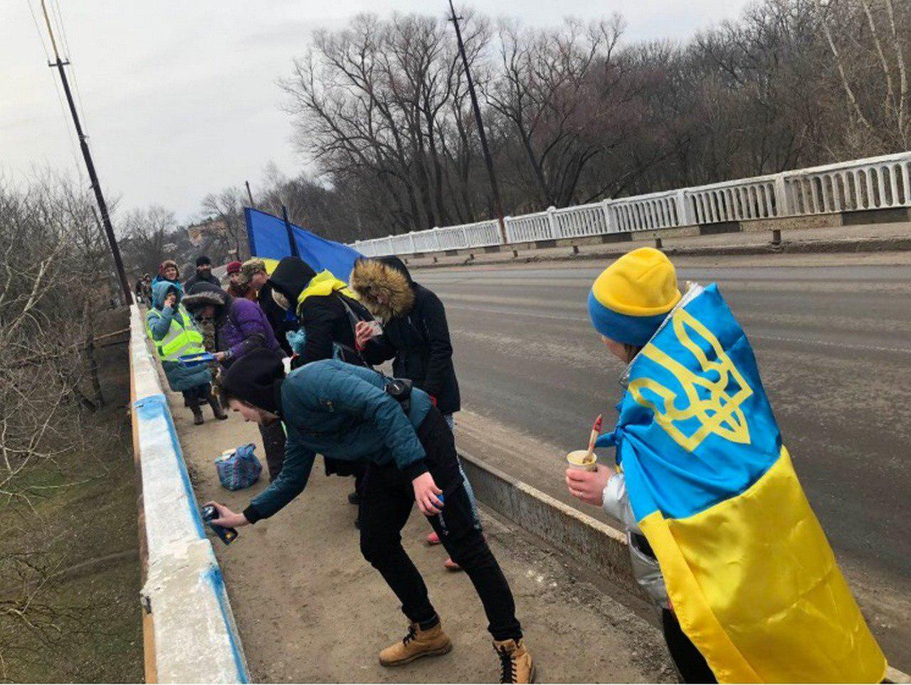 Новости украины укр нет. Жовто-блакитный флаг. Флаг Украины жовто блакитный. Жовто блакитный цвет. Украинцы красят.