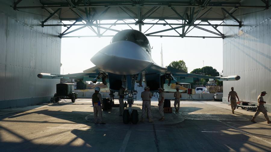 Многоцелевой истребитель-бомбардировщик Су-34 на военной авиабазе в Сирии