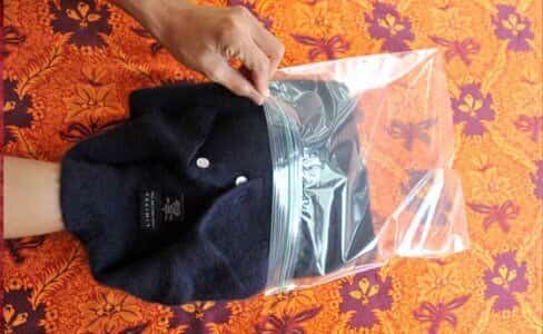 Зачем хозяйка кладет свитер в морозильник