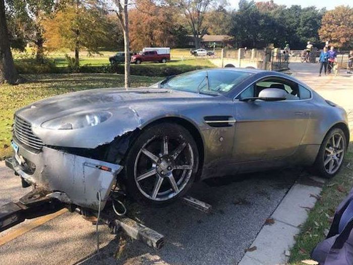 Двое подростков разбили и утопили спорткар Aston Martin