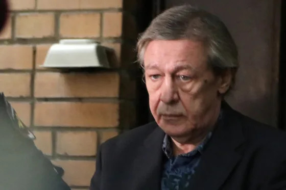 Стало известно, как актер Михаил Ефремов ограничивает себя
