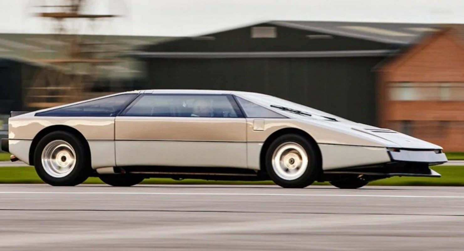 40-летний суперкар Aston Martin Bulldog разогнали до рекордной скорости