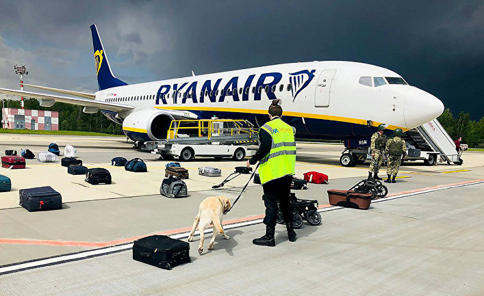 Кинолог проверяет багаж пассажиров самолета Ryanair Boeing 737-8AS на перроне международного аэропорта Минск
