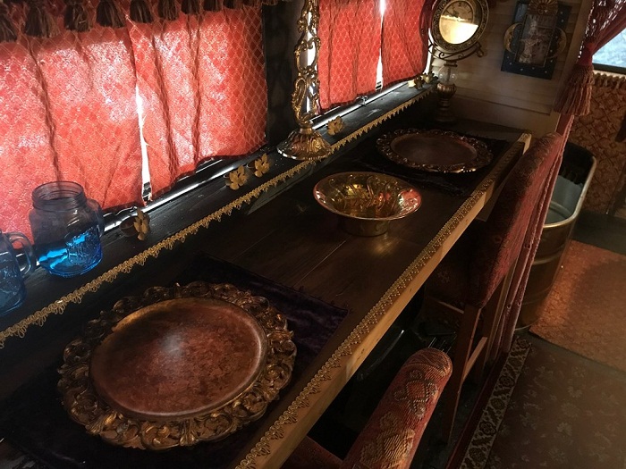 Барная стойка служит столовой зоной в «цыганском доме».