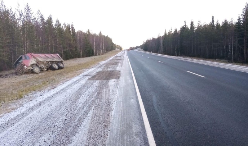 Водитель грузовика попал в больницу после ДТП на трассе в Карелии