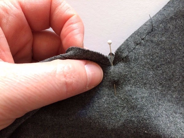 V-образный вырез горловины в изделиях из трикотажа V-образный вырез горловины в изделиях из трикотажа одежда