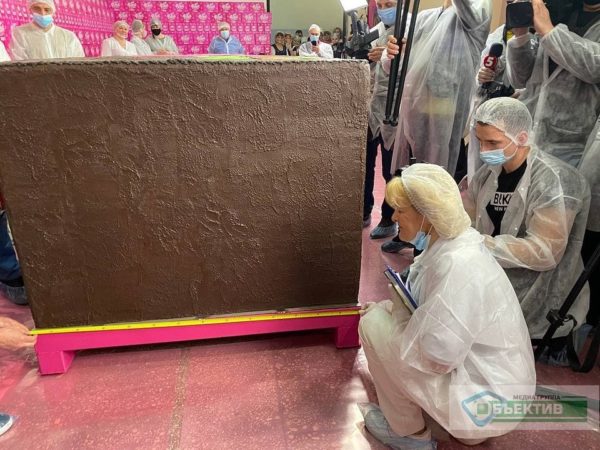 Как выглядит самый огромный в мире шоколадный батончик
