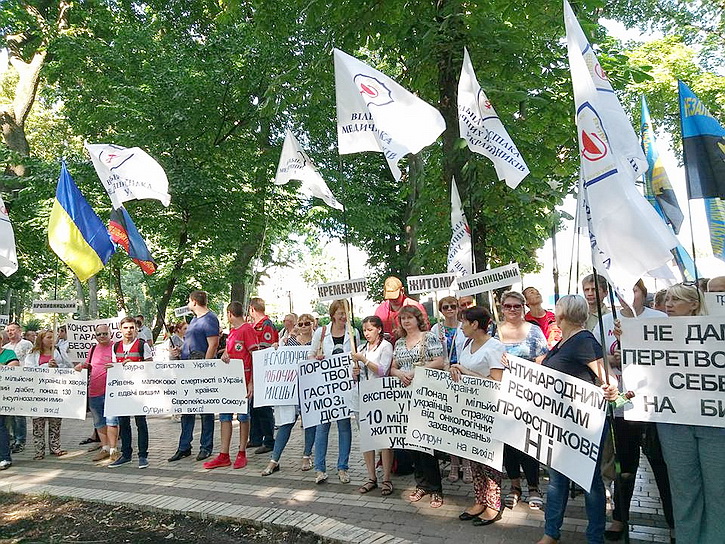 Доведенные до отчаяния медики вышли на митинг в центре Киева