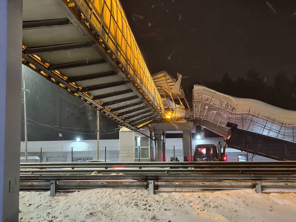 Водителя самосвала, повредившего пешеходный мост в Балашихе, привлекли к отвественности