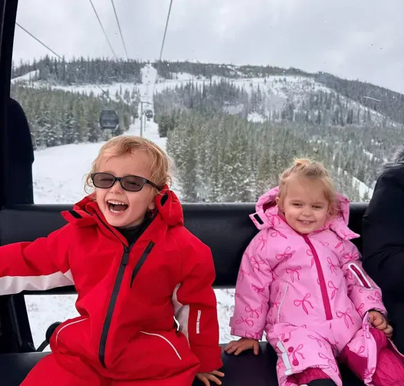 Пэрис Хилтон отдыхает с детьми на горнолыжном курорте Хилтон, детьмиПэрис, Пэрис, дочерью, соцсетях, предпринимателя, Картера, ЛондонПэрис, 45летняя, светской, бурной, критикуют, отказалась, уделяет, периодически, матерей, суррогатных, появились, которые, жизни