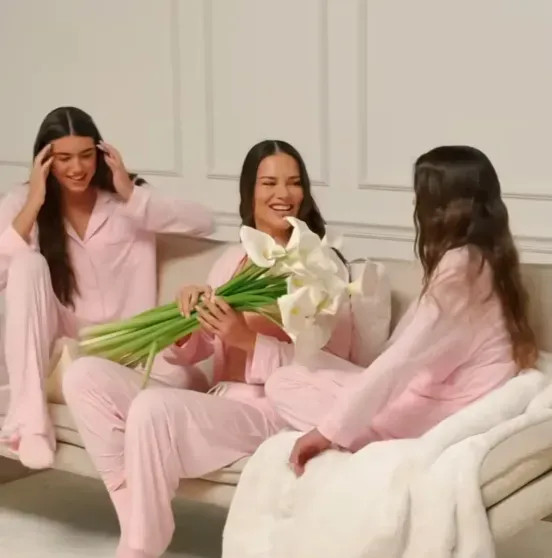 Адриана Лима впервые снялась с дочками для Victoria's Secret Адриана, дочерьмиАдриана, Secret, Victoria&039s, после, кампании, Адрианы, 44летняя, ребёнка, супермодели, сильным, подверглось, рождения, изменениям, Особенно, активно, третьего, замуж, отметить, годаСтоит